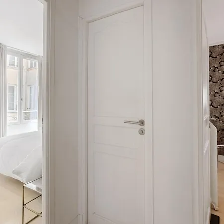 For 6 Saint-honore Paris